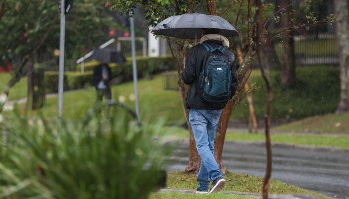  Nova frente fria traz chuvas para o Paraná e risco de temporais na faixa Oeste, prevê Simepar